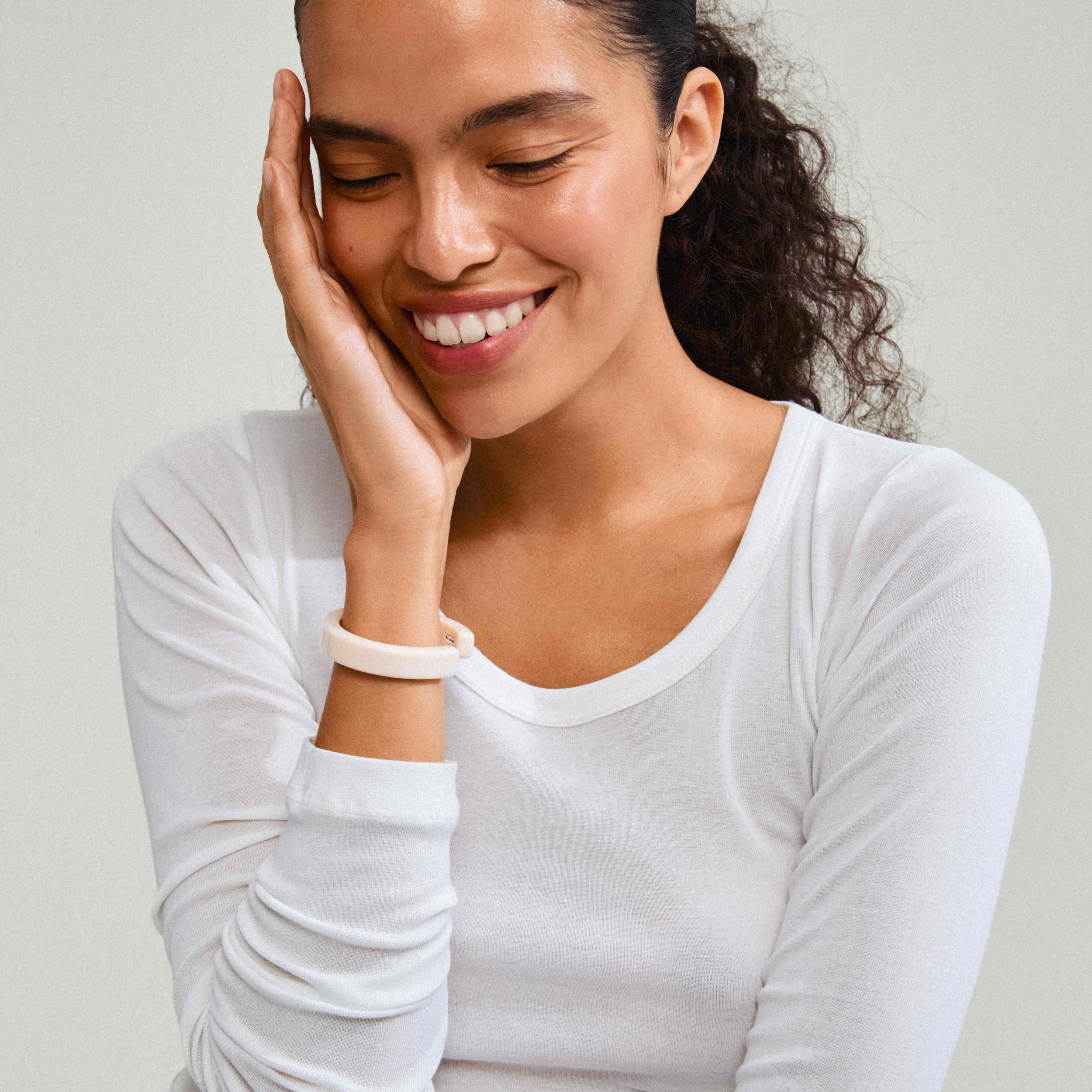 ECLIPSE recycled acrylic bangle bracelet beige - Image 4