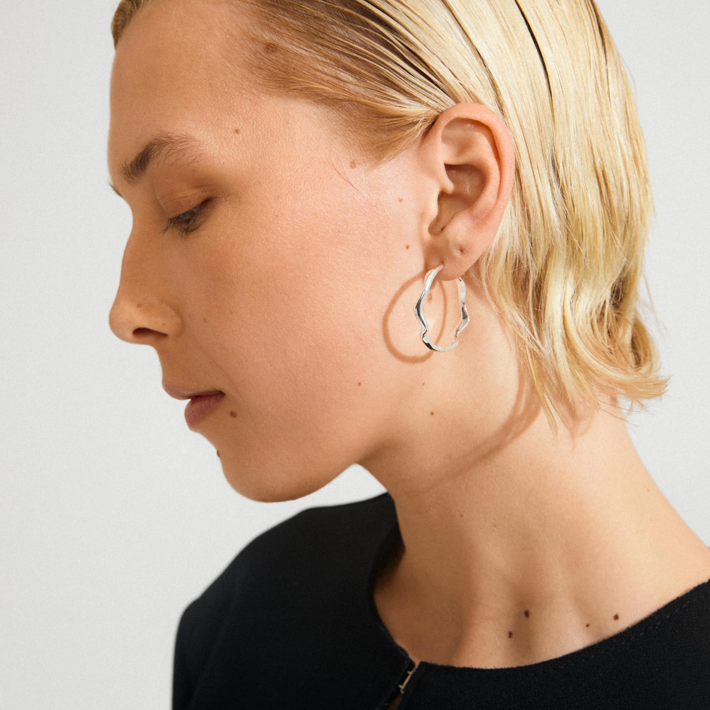 LARKIN recycled wavy hoop earrings - Image 6